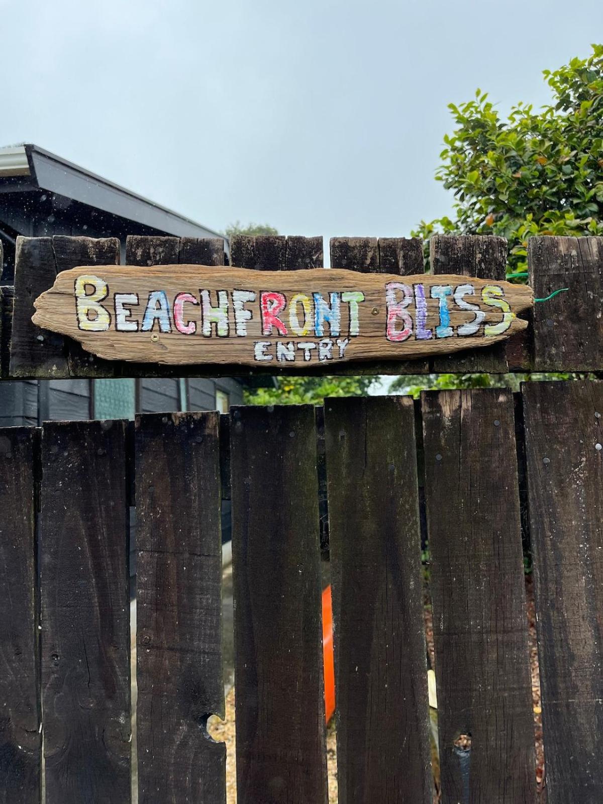 Beachfront Bliss - Your Parapara Seaside Retreat Ngoại thất bức ảnh